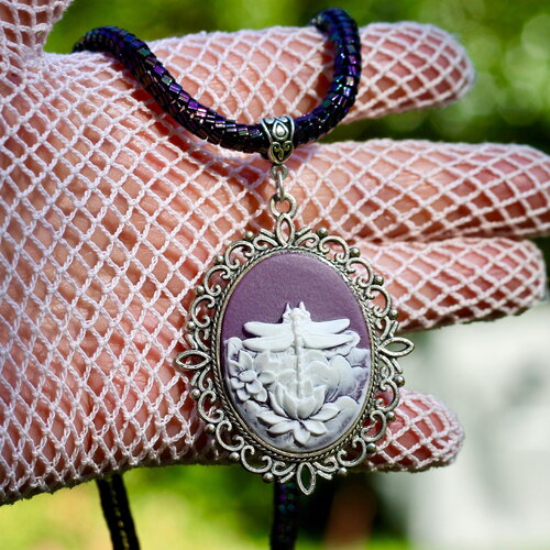 Collier pendentif camée mauve libellule blanche, chaîne en tissage de perles de verre