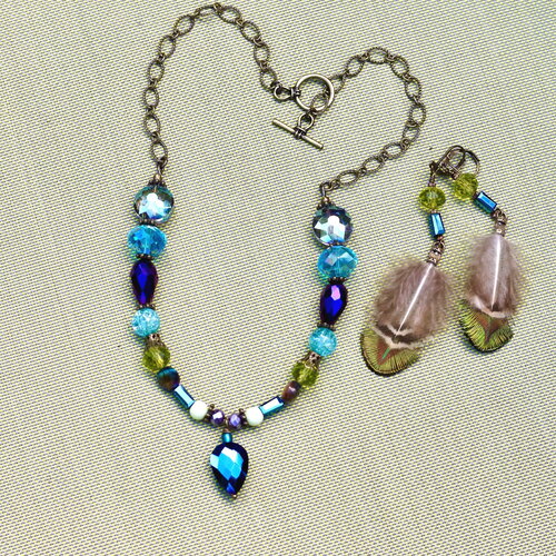 Ensemble collier court et bo en perles de verre de bohème aux couleurs du paon