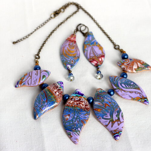 Ensemble collier court et boucles d'oreilles, création originale argile polymère texturée.