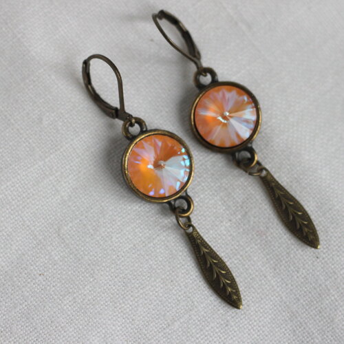 Boucles d'oreilles cristal swarovski couleur pêche, breloque plume métal