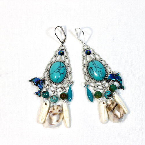 Boucles d oreilles esprit vacances, coquillages, perles de pierre gemme turquoise, estampe filigranée, breloques dauphin en nacre paua.