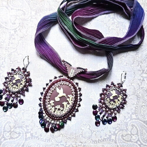 Collier pendentif camée colibri en broderie de perles, boucles oreilles assorties