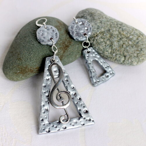 Boucles d'oreilles asymétriques, imitation argent martelé.