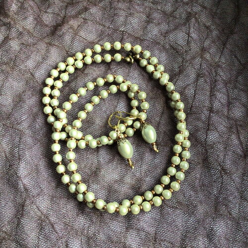 Ensemble long collier de perles, vert pistache ou bleu clair au choix, et boucles d’oreilles assorties