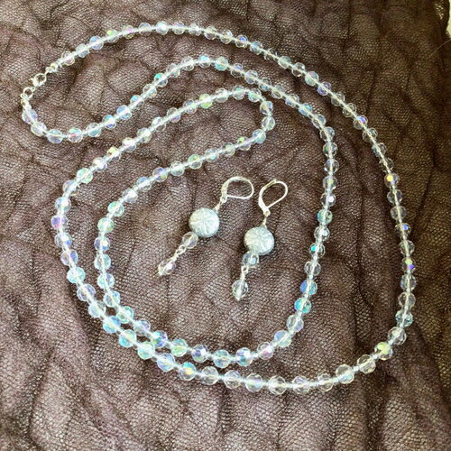 Ensemble long collier de perles en cristal tchèque irisé et boucles d’oreilles assorties