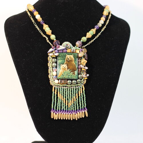 Collier brodé maman ourse sur onyx peint et chaîne plaqué or.