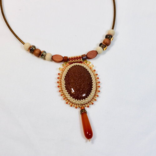 Collier court cordon de cuir avec pendentif cabochon pierre de soleil brodée perles
