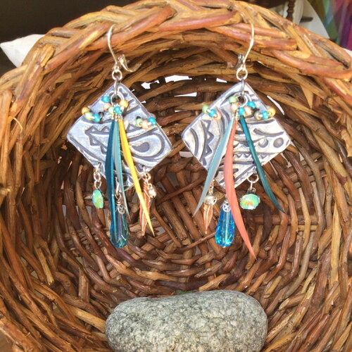 Boucles d’oreilles boho-hippie couleur argent et breloques plumes véritables