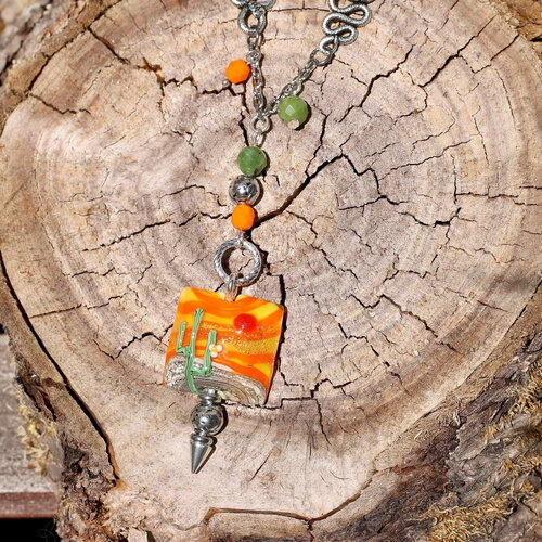 Collier-chaîne en inox avec pendentif carré en verre filé au chalumeau façon murano, décor désertique avec cactus