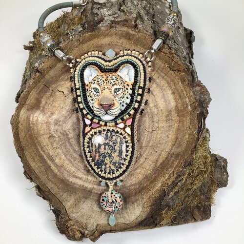 Collier pendentif léopard en broderie de perles et pierre gemme naturelle jaspe léopard