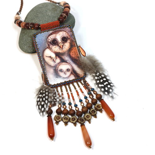 Collier pendentif brodé à franges autour d’une famille hibou de style boho-steampunk
