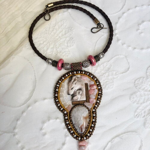 Collier brodé amour maternel de louve