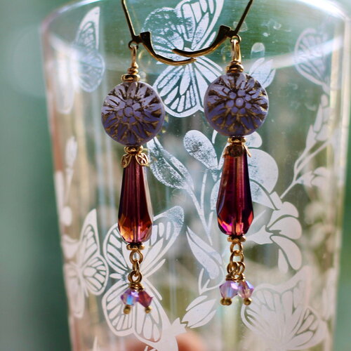 Boucles d’oreilles chic transparences violet mauve et or, perles en verre de bohême.