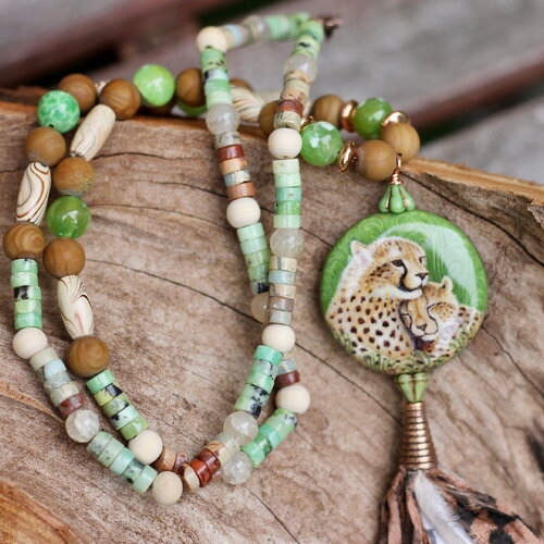Collier sautoir avec pendentif rond maman guépard et ponpom soie de sari