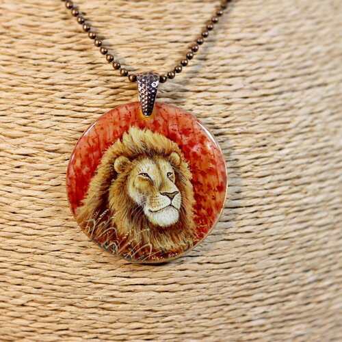 Lion king pendentif peinture sur nacre
