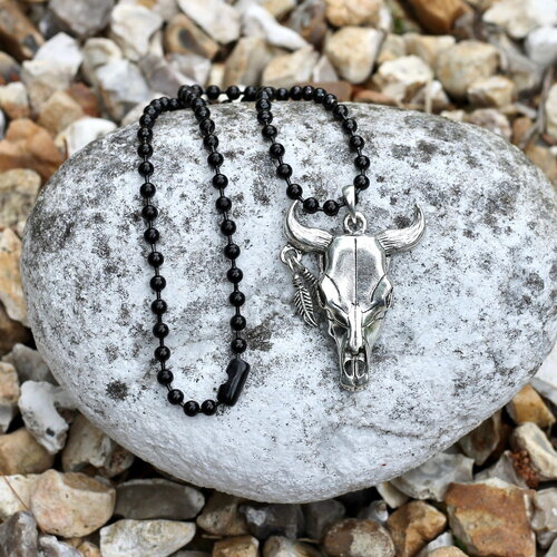 Collier homme ou unisexe, chaîne bille acier laqué noir, pendentif crâne de buffle métal argenté, fermoir pour chaîne bille.
