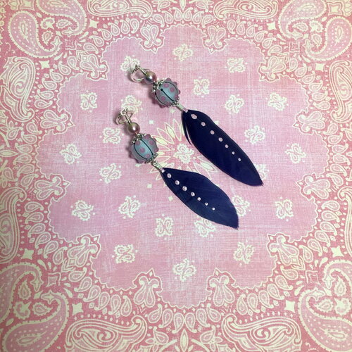 Boucles d’oreille boho, perle en verre filé au chalumeau, plume véritable.