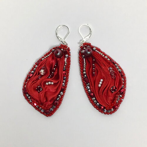 Boucles d’oreilles brodées main en soie shibori, finitions argent