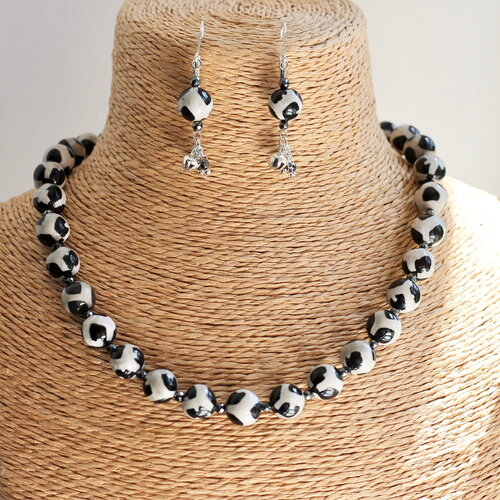 Collier court ras du cou et boucles d’oreilles assorties, perles sacrées tibétaines agate dzi
