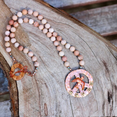 Collier pierre gemme aventurine rose, pendentif signe de la paix avec colombe, cuivre brut martelé, forgé main par artiste en cuivre