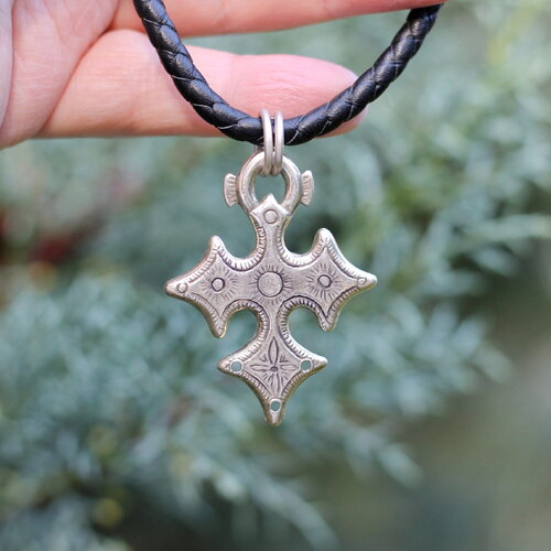 Collier homme, cuir tressé et pendentif croix métal argenté