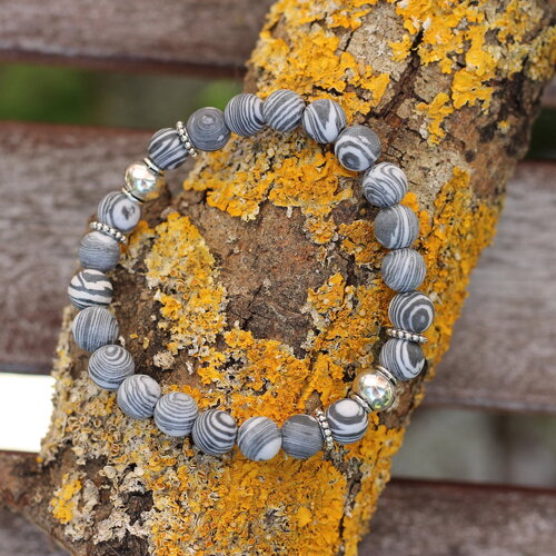 Bracelet élastiqué en perles de pierre naturelle agate rayée noir et blanc, aspect ultra mat