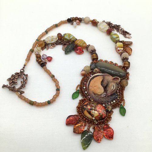 Collier boho écureuil en sommeil