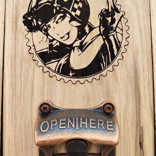 Décapsuleur en chêne artisanal – thème pin-up &amp; esprit de la muerte personnalisable cadeau original bikieuse motarde ,