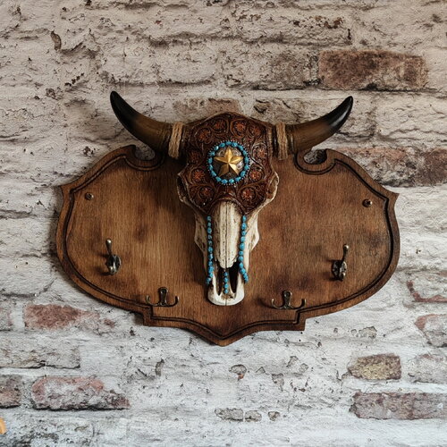 Porte-manteau mural d'inspiration western  avec un crâne en résine de buffle ou de vache. un  décor de caractère et unique esthétique