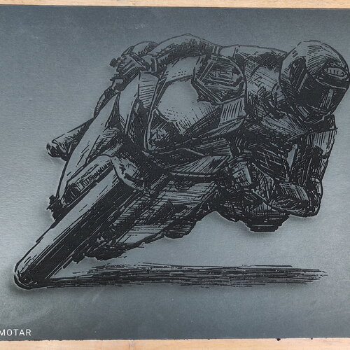 Gravure artistique avec un laser sur kromat : motard en courbe , édition limitée de cinq pièces dessin de motard