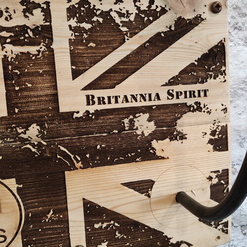 Porte-casque moto décor moto anglaise sur un plateau en bois avec le drapeau britannia