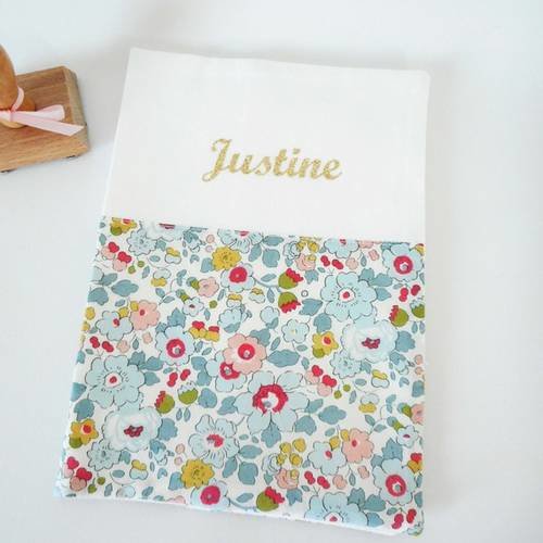 Protège carnet de santé personnalisé - tissus liberty betsy porcelaine et tissu uni blanc haut - prénom doré