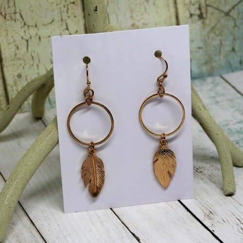 Boucles d'oreilles pendantes dorées avec plume, gold dangling earrings with feather