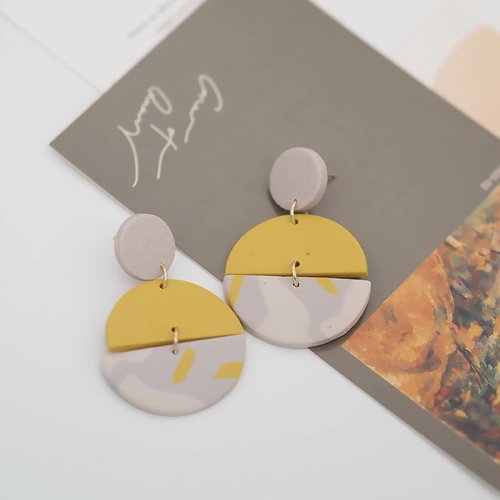 Boucles d'oreilles pendantes en argile polymère dans les tons jaune et gris