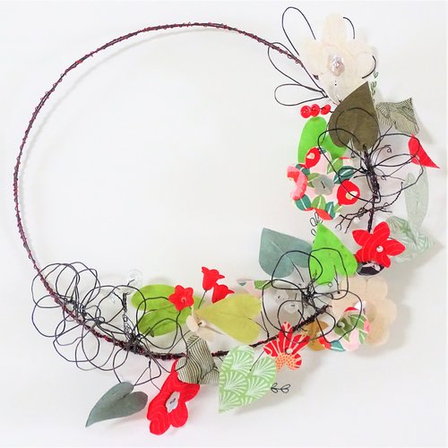Couronne florale en fil de fer, papier et perles - diamètre : 24 cm