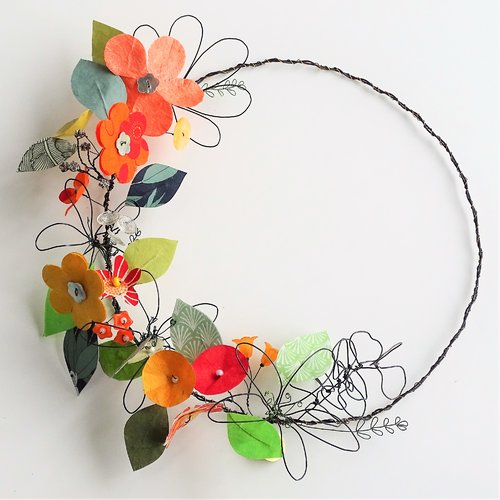 Couronne florale en fil de fer, papier et perles - diamètre : 24 cm
