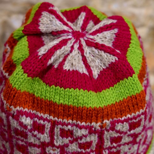 Bonnet, tricoté main, en laine biologique, avec motifs de lettonie