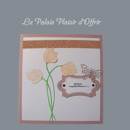 Carte anniversaire femme - carte à pois et son bouquet de fleurs douces et son papillon