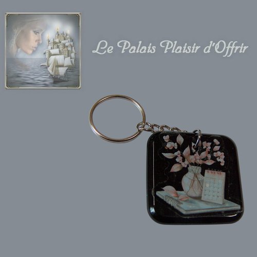 Porte-clef - résine - pendant noir et son vase posé sur calepin et son calendrier
