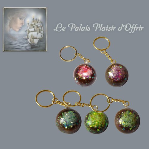 Porte-clef - résine - demi spère résine teintée et paillettes bleu doux irisées