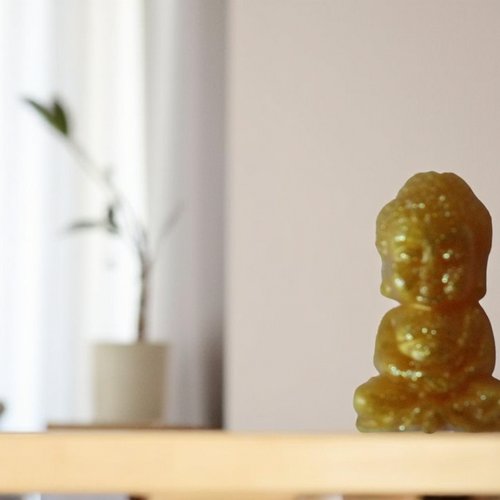 Divers - resine - bouddha doré et pailleté mains croisées sur genoux