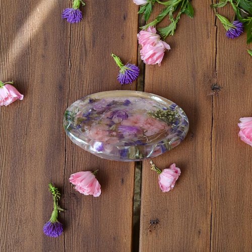 Support - résine - petit plateau rond à rebord ses fleurs mauves et roses et son éclairage