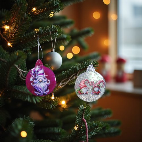 Noel - lot de 2 boules plates - boule fuschia foncé avec son gnome et boule translucide  ses gnomes et flocons argentés