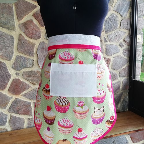 Tablier de cuisine cup cake et broderie anglaise