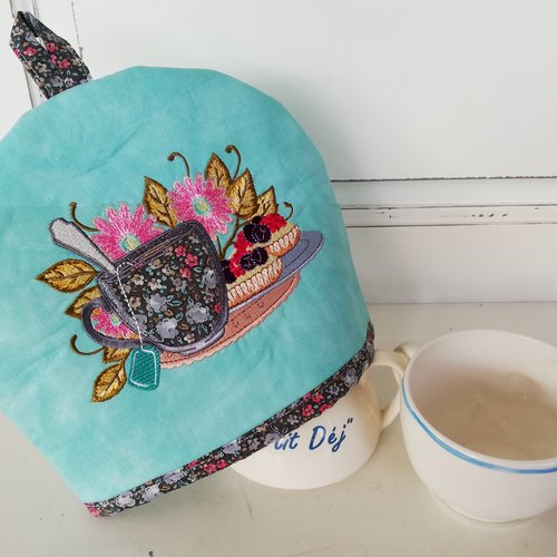 Cache théière en coton orné de broderies tasse et biscuits