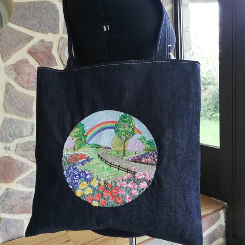 Tote bag en jean brodé paysage fleuri
