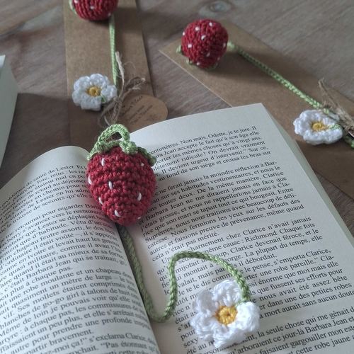 Marque page crochet fraise