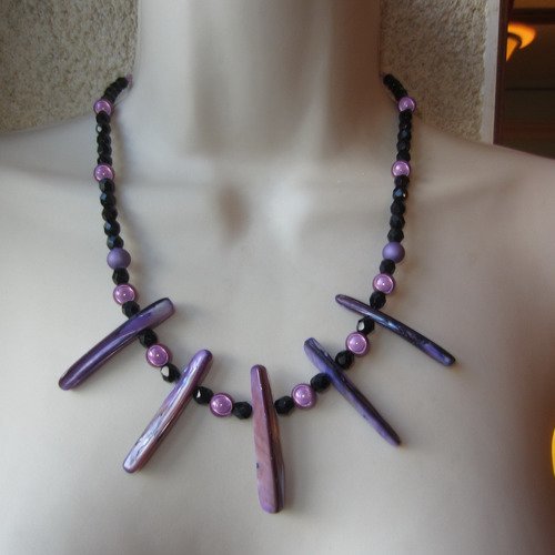 Collier violet et noir avec perles en nacre