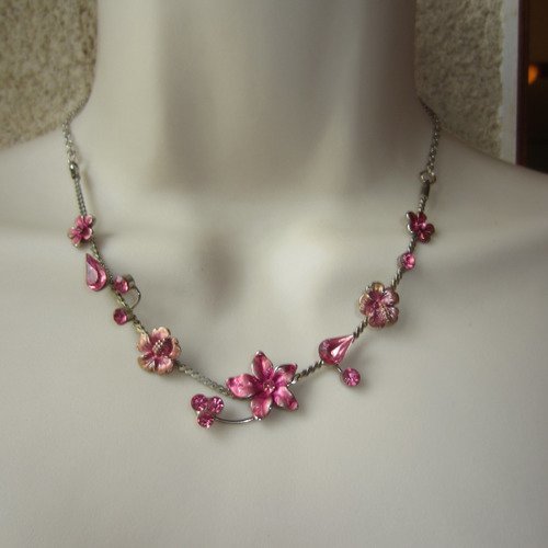 Collier rose et argenté avec fleurs