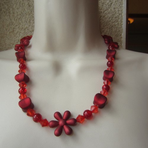 Collier rouge avec perles polaris